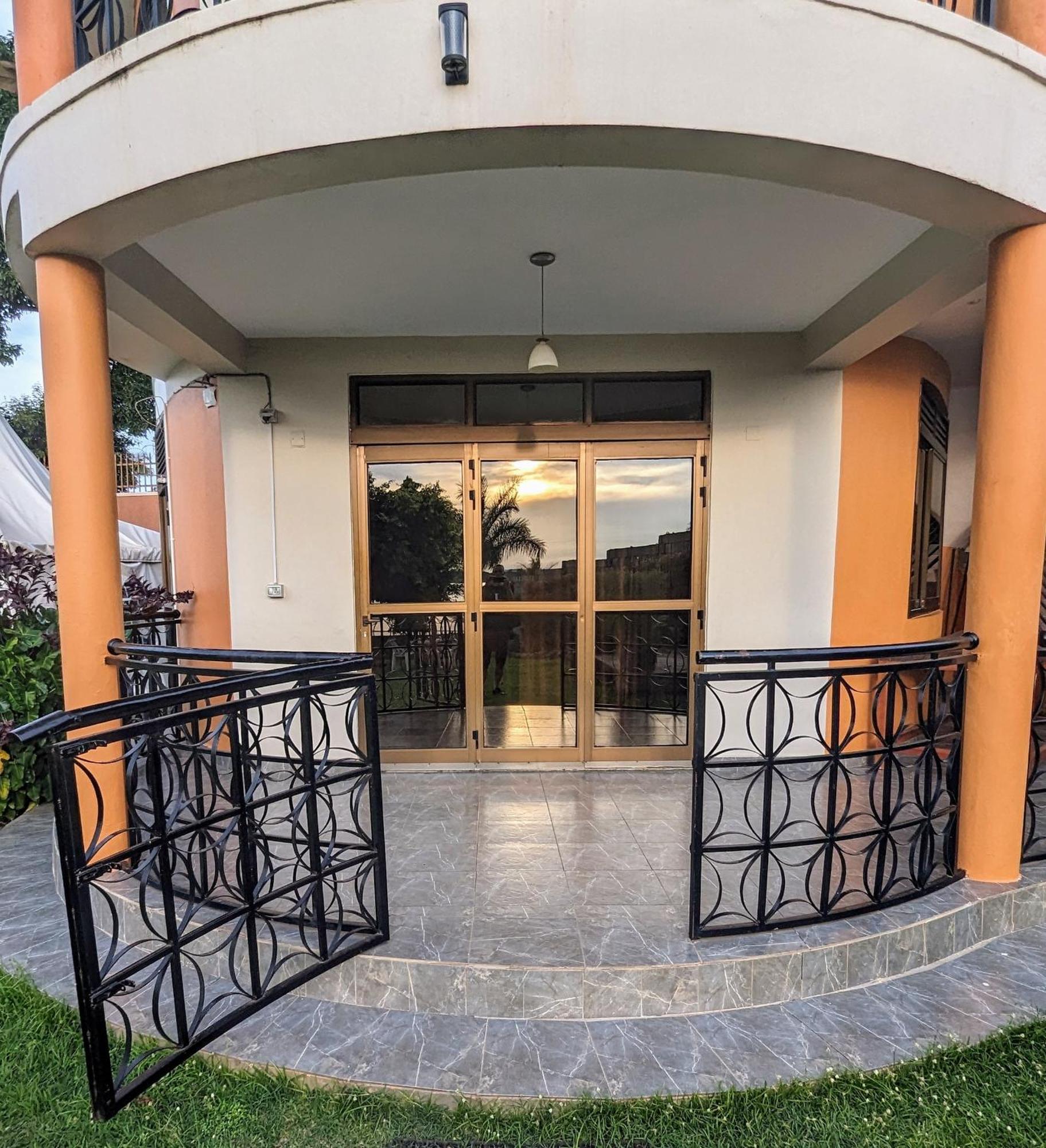 Oslo Gardens Bed & Breakfast Энтеббе Экстерьер фото