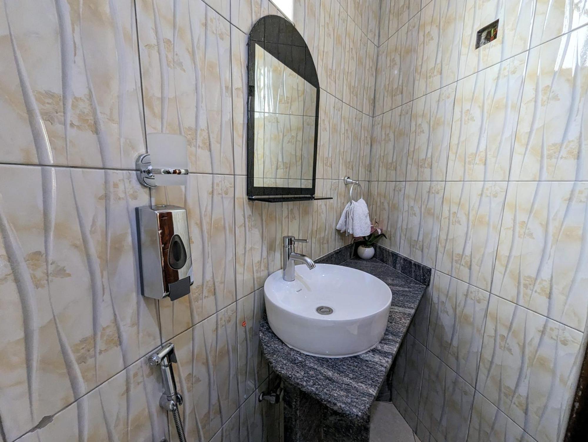 Oslo Gardens Bed & Breakfast Энтеббе Экстерьер фото