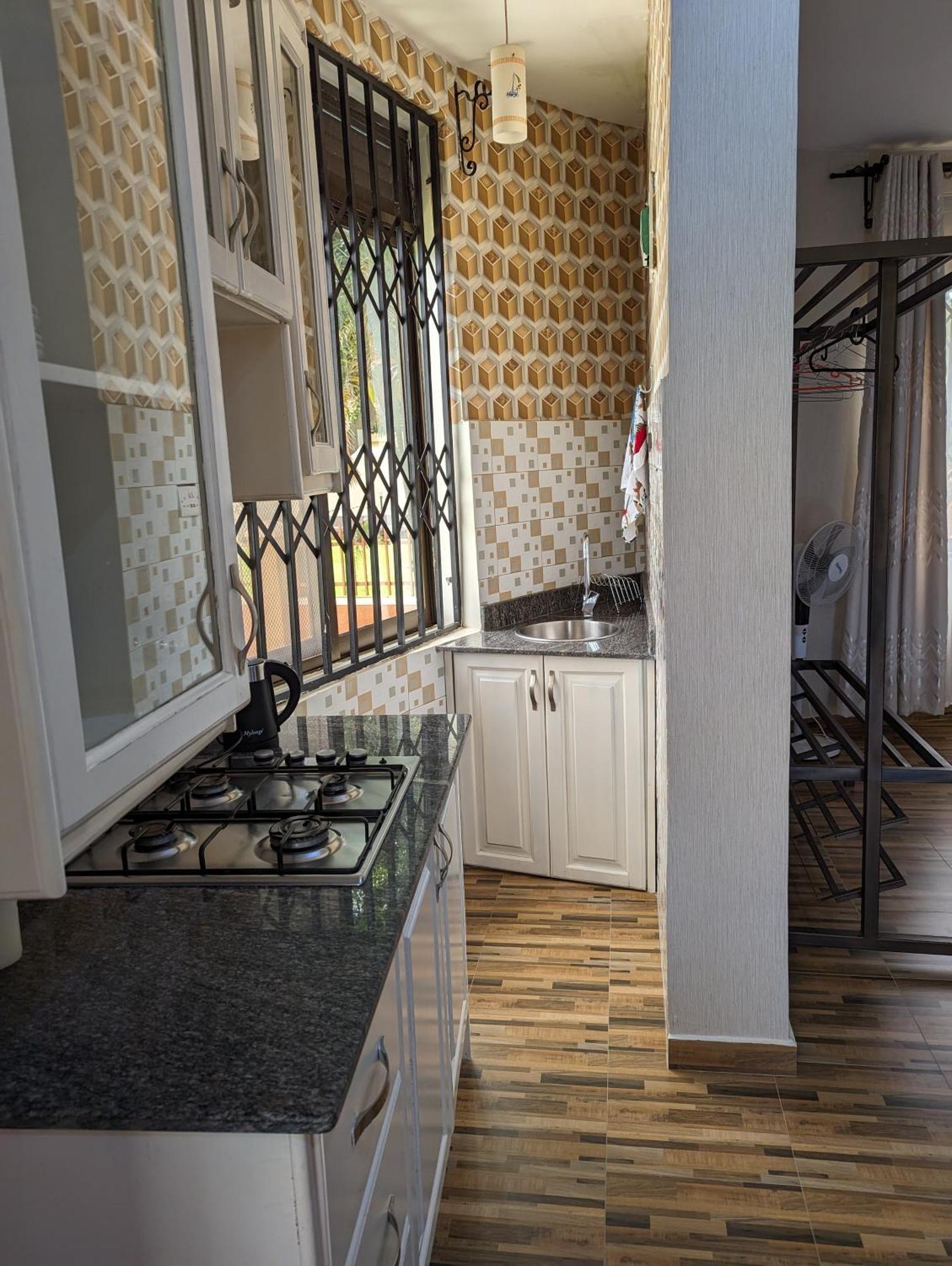 Oslo Gardens Bed & Breakfast Энтеббе Экстерьер фото