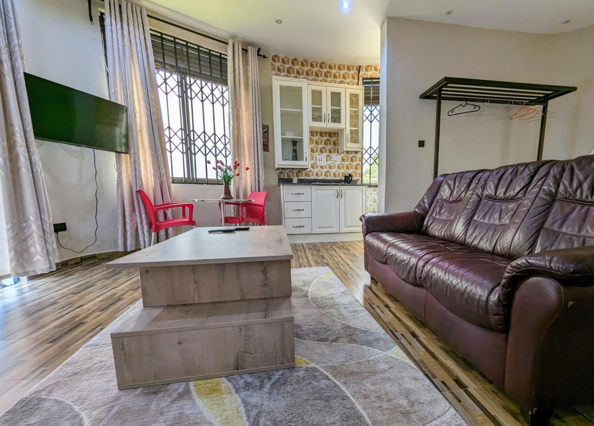 Oslo Gardens Bed & Breakfast Энтеббе Экстерьер фото