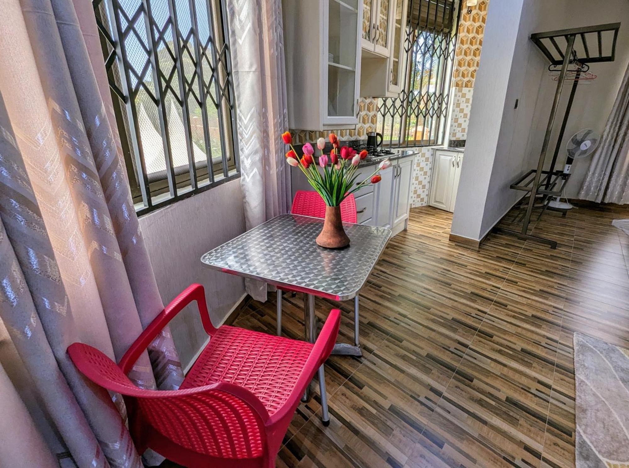 Oslo Gardens Bed & Breakfast Энтеббе Экстерьер фото