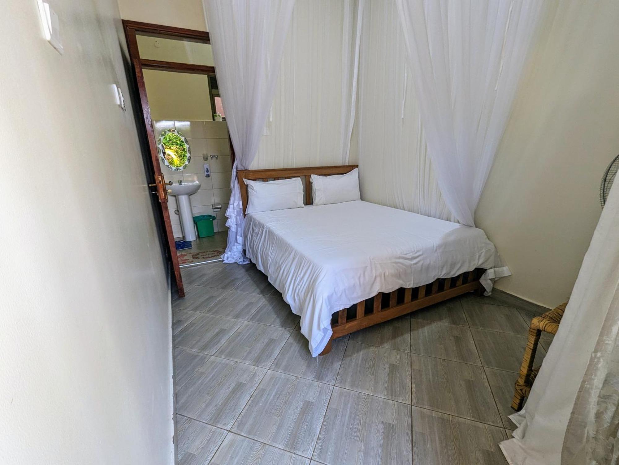 Oslo Gardens Bed & Breakfast Энтеббе Экстерьер фото